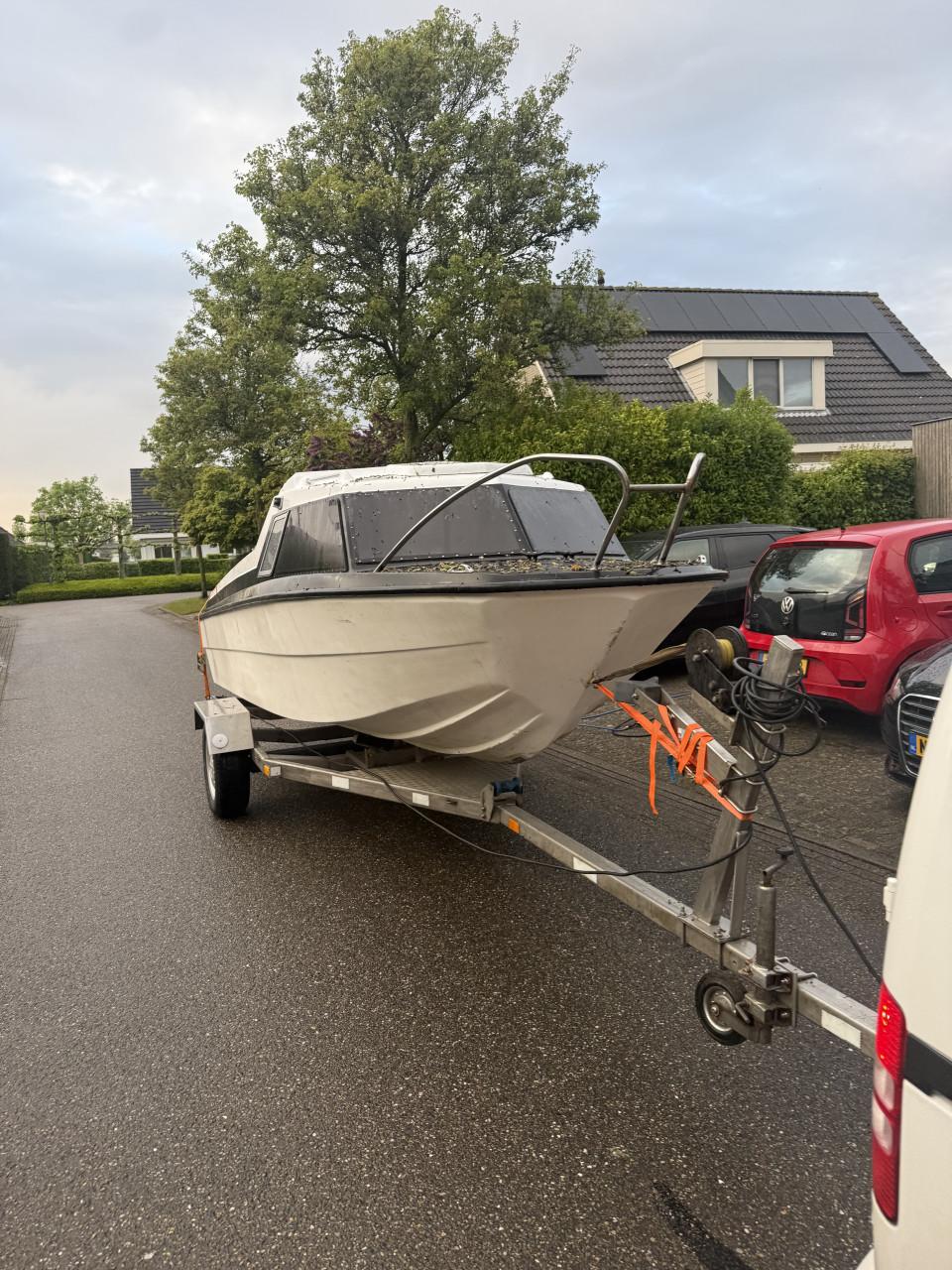 Kajuitboot met stoel en nieuwe vlonder incl stuur inrichting