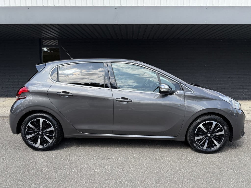 Peugeot 208 1.2 turbo, tech edition // 110pk // 4x nieuwe band, grote beurt