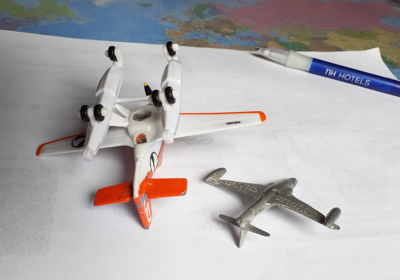 Dinky Toys Shooting Star en een Disney Nr. 7 Plane     