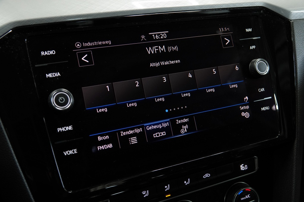 Volkswagen Passat 1.6 tdi | acc | carplay | camera | pdc |