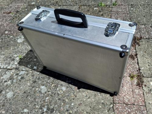 Twee Aluminium attaché koffertjes van verschillende afmeting