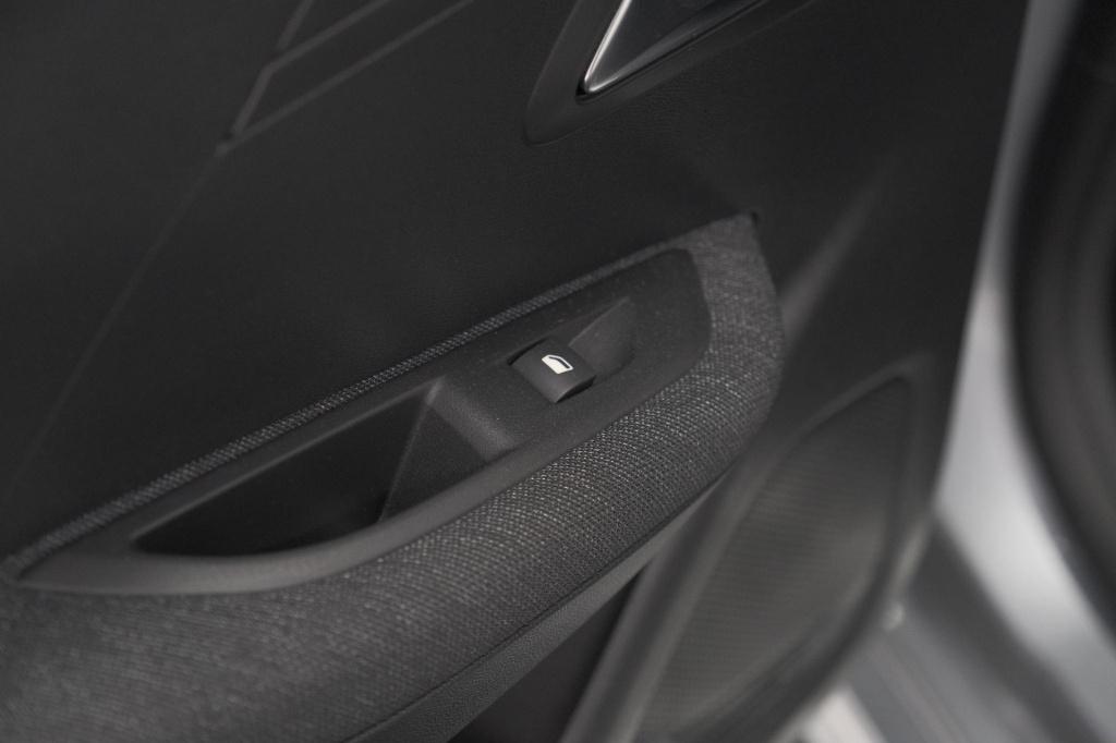 Peugeot 208 1.2 hybrid 110 e-dcs6 style | trekhaak | allseason banden | app