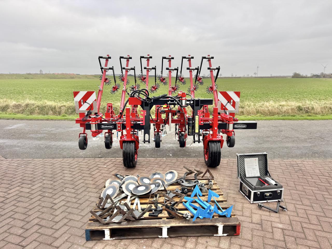 Jong gebruikte Steketee Ec weeder camera gestuurde schoffelmachine 6x50 cm