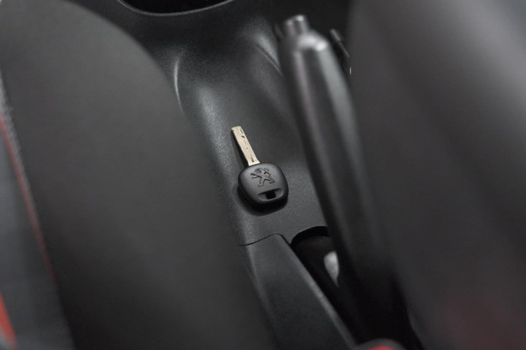 Peugeot 108 1.0 e-vti allure top! | elektrisch vouwdak | trekhaak | camera 
