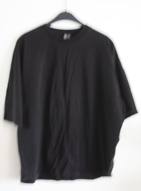 Zwart shirt met borduursel op de rug  maat m