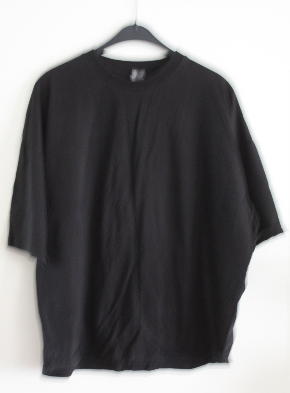 Zwart shirt met borduursel op de rug  maat m