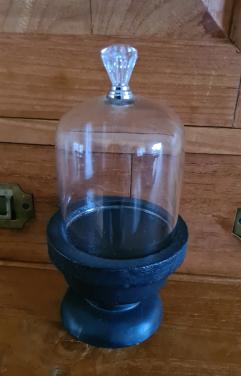 Brocante glazen stolp met zwarte houten voet