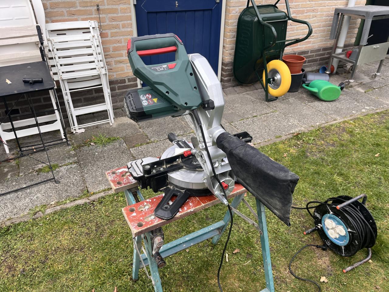 Afkortzaag METABO KS 216 M (Als nieuw) 1 week oud. Met bon en garantie.