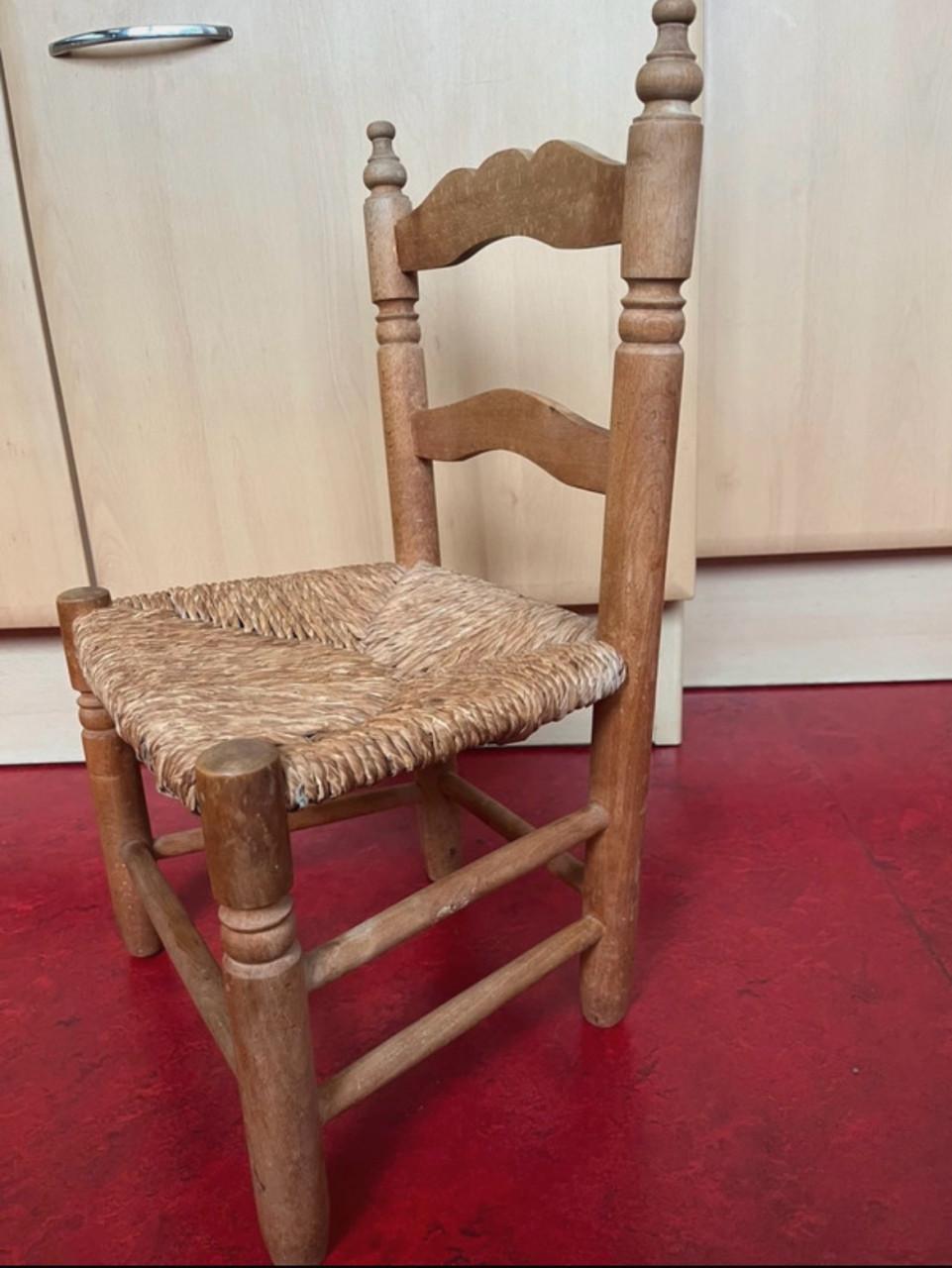 Kleuterstoeltje. Riet/hout