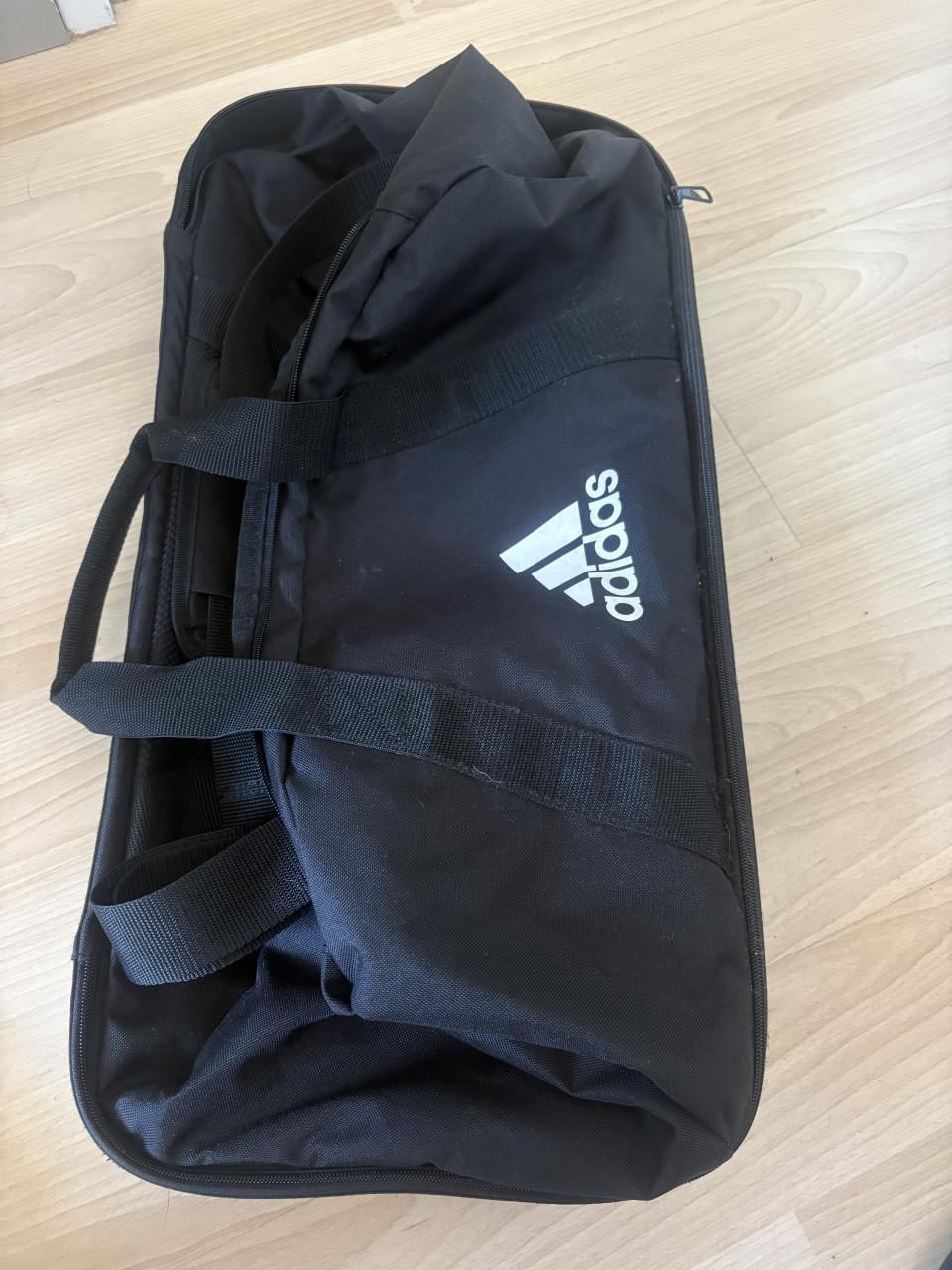 Adidas voetbaltas met schoenenvak.
