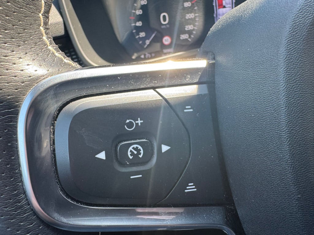 Volvo XC40 1.5 t4 recharge r-design black edition