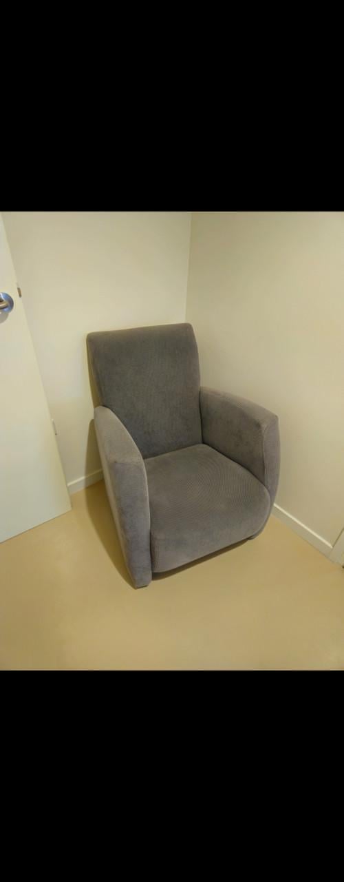 Twee grijze fauteuils en 1 Bureaustoel