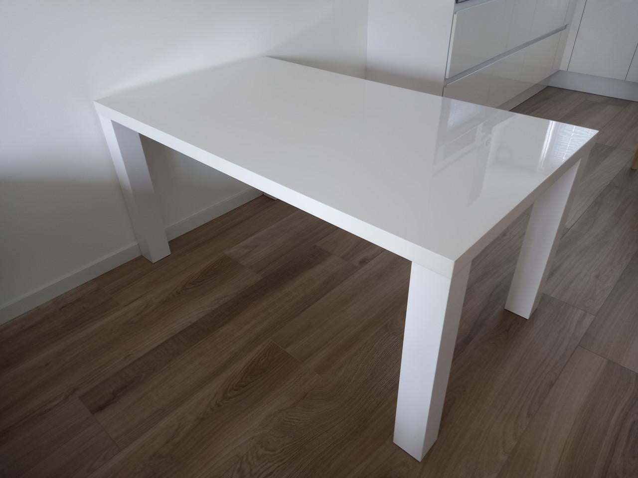 Eetkamertafel hoogglans wit en eetkamerstoelen taupe