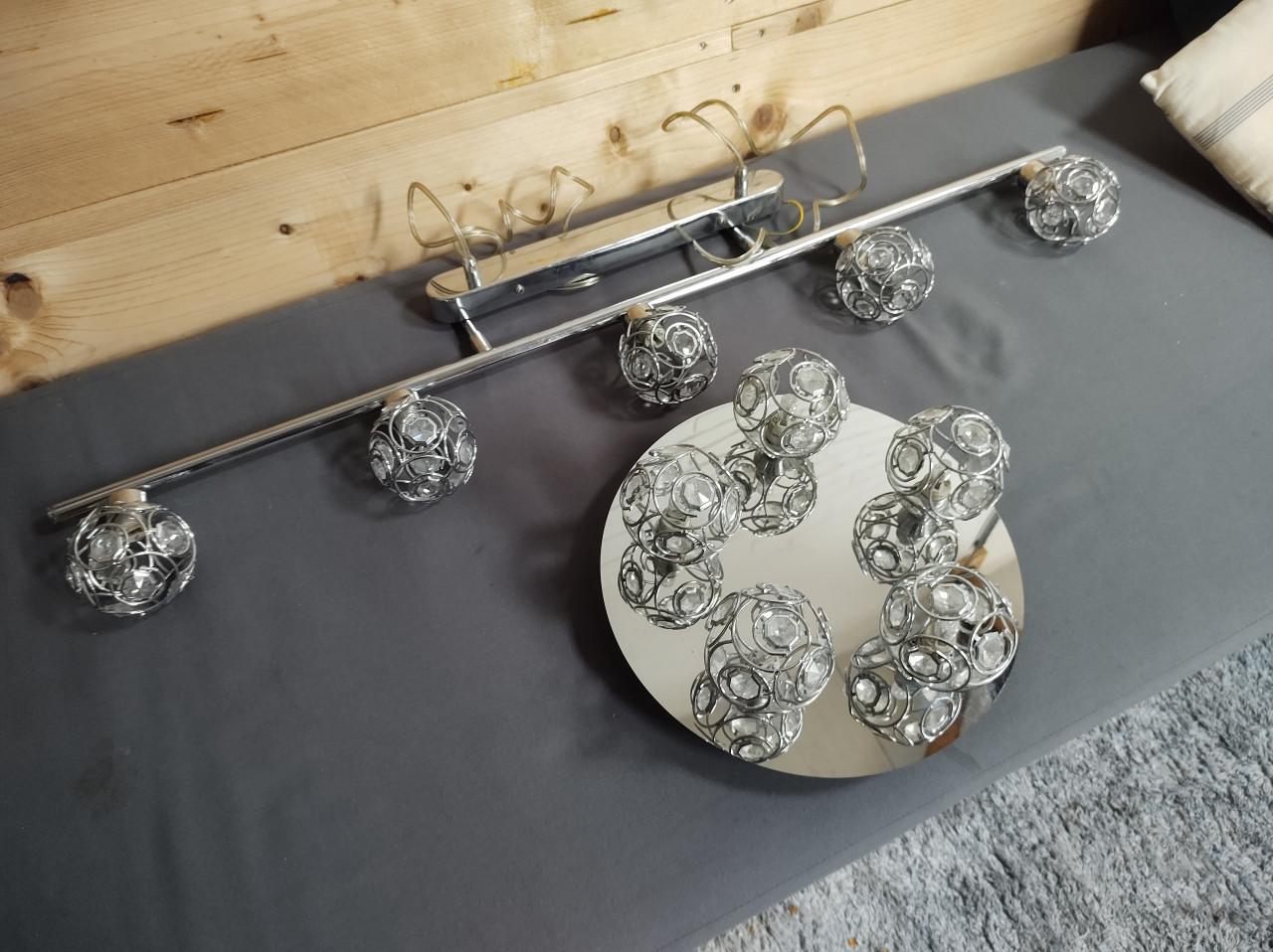 Fraaie hang en plafondlamp. Zilverkleurig met bollen van glas en metaal
