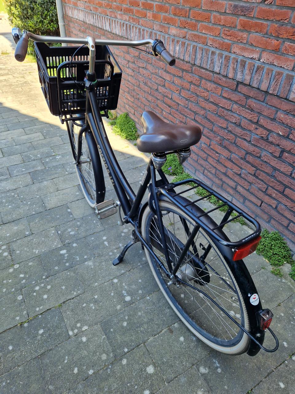 Damesfiets zwart met krat Cortina