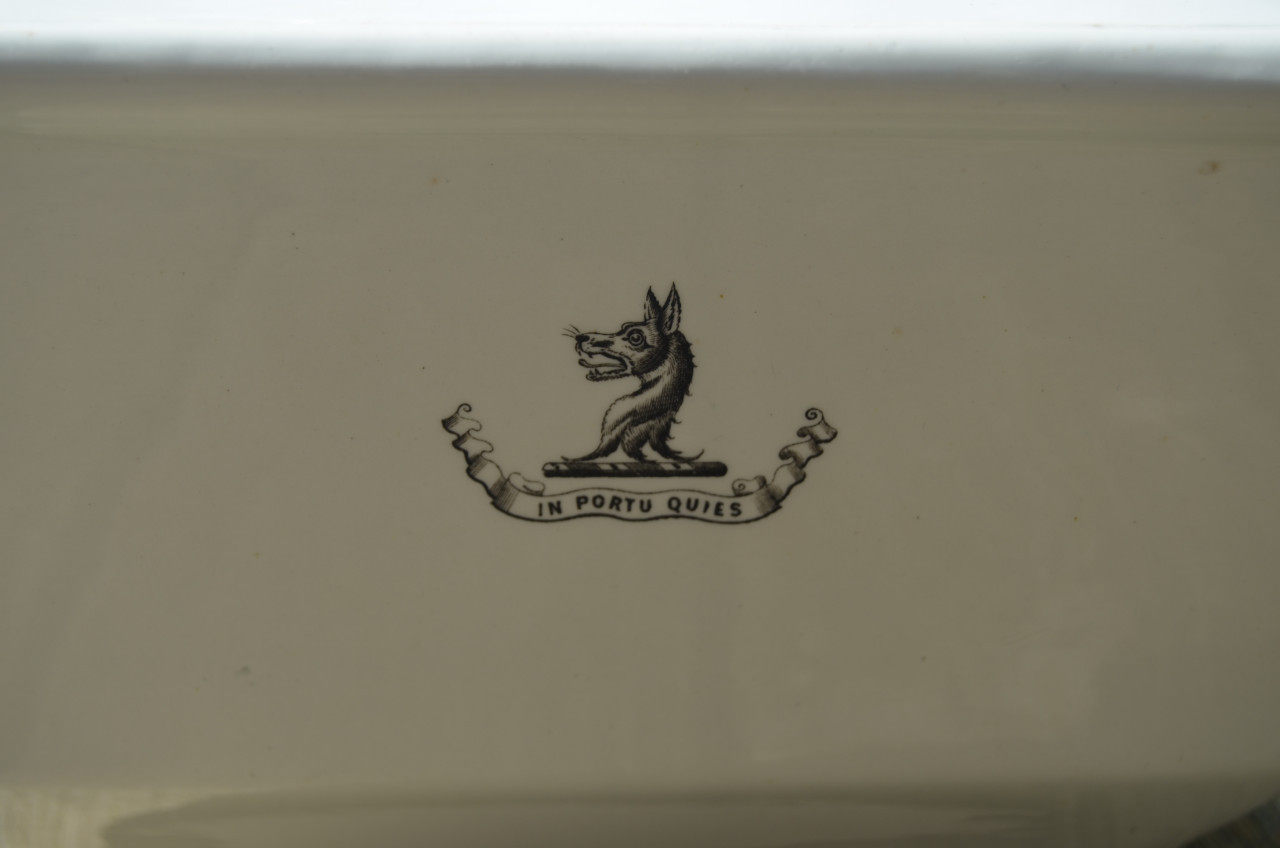 Fraaie aardewerk Engelse terrine in prima staat!
