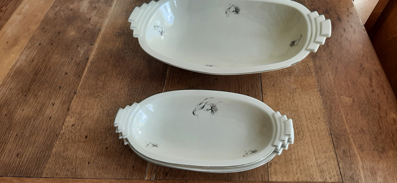 Antiek ontbijt servies