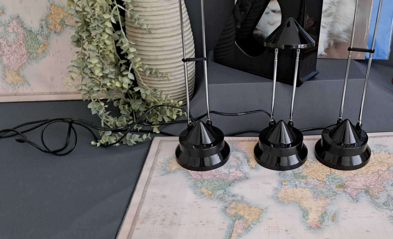 3 x bureaulamp en diverse bureauartikelen