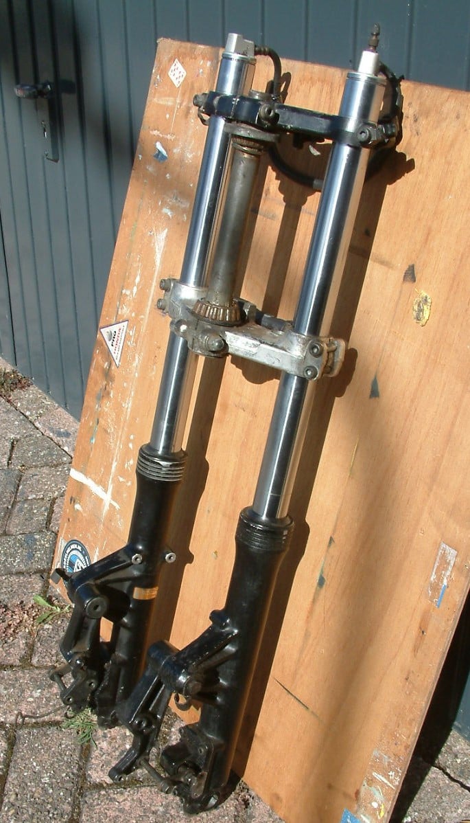 Honda voorvork anti deuk  38 mm incl kroonstuk met lagers  goede staat