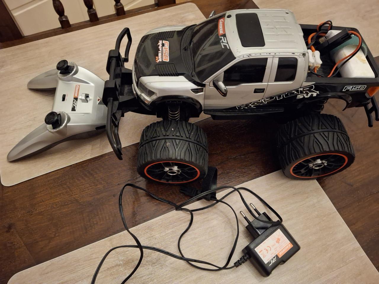 Radiografisch bestuurbare auto van carrera GRATIS