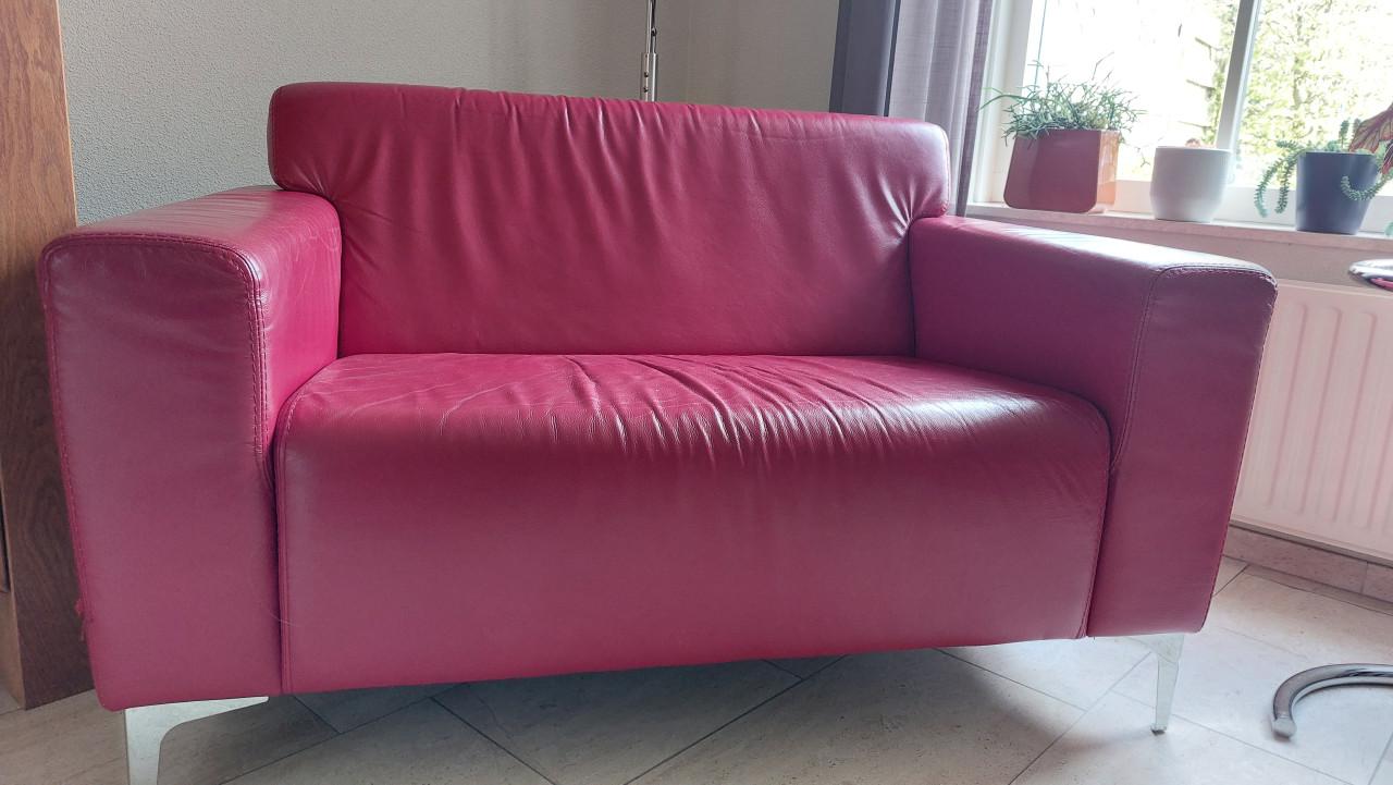 Te koop: rood leren bankje