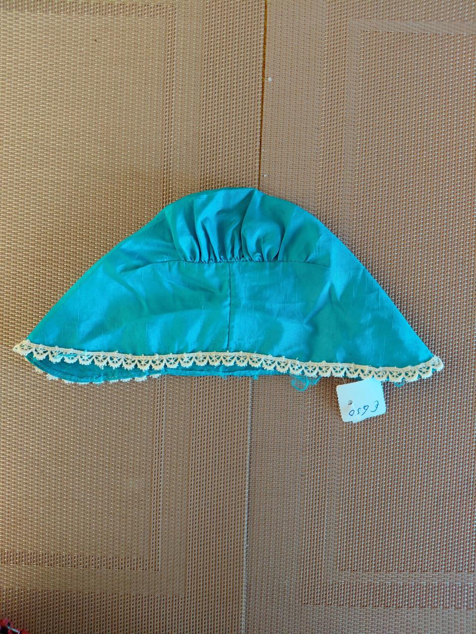 Blauw achter-kapje Arnemuiden Klederdracht.