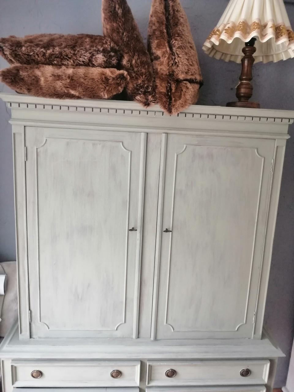 Oude kast met 2 deuren en 4 laadjes