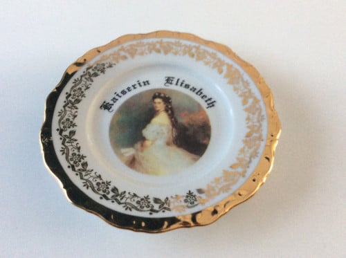Een prachtig schoteltje met de afbeelding van Kaiserin Elisabeth.