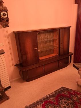 Notenhouten vitrinekast