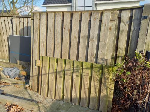 4 houten schuttingdelen+betonnen onderplaat+4 betonnen palen