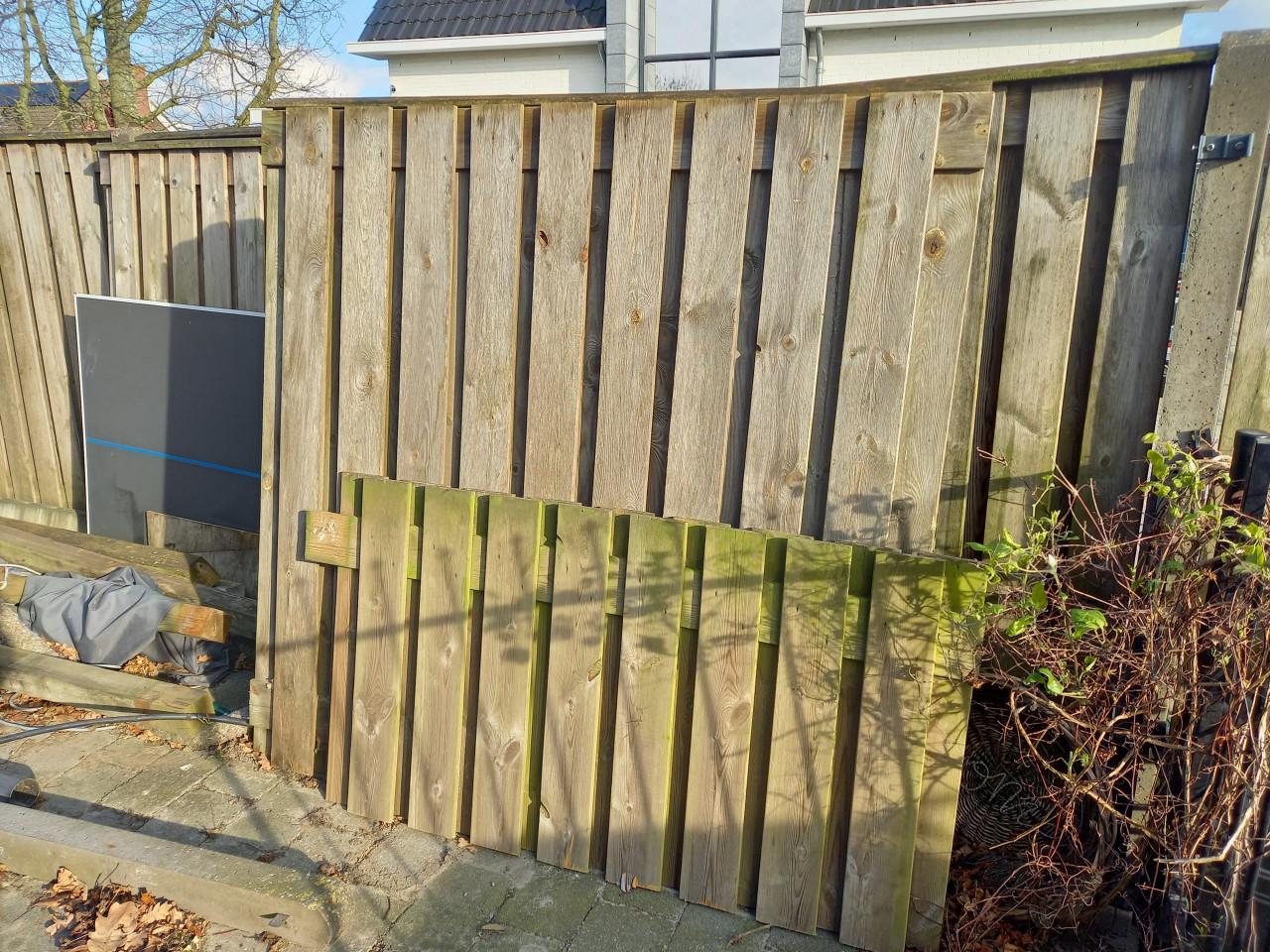 4 houten schuttingdelen+betonnen onderplaat+4 betonnen palen