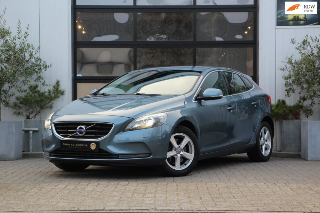 Volvo V40 1.6 t3 momentum -xenon - trekhaak - navi - achteruitrij camera - 