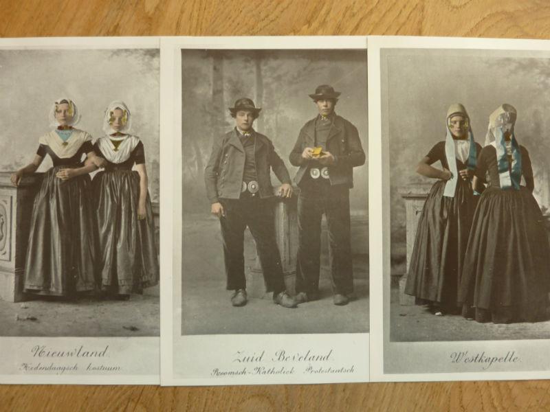 Mapje met 18 kleurprenten (16x23cm) van oude Zeeuwse klederdrachten