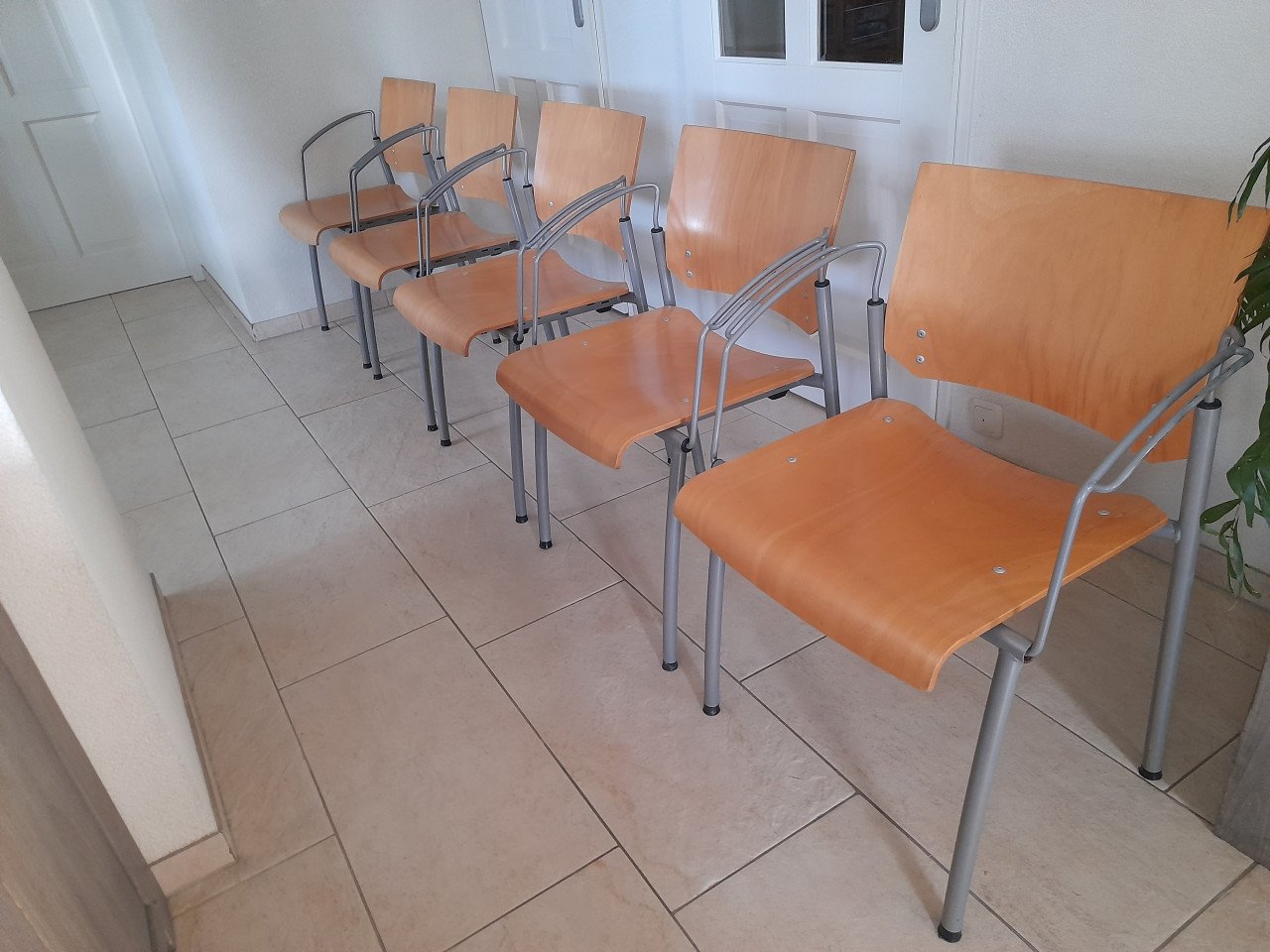 5 stevige staperbare stoelen (in goede staat ) van Ahrend