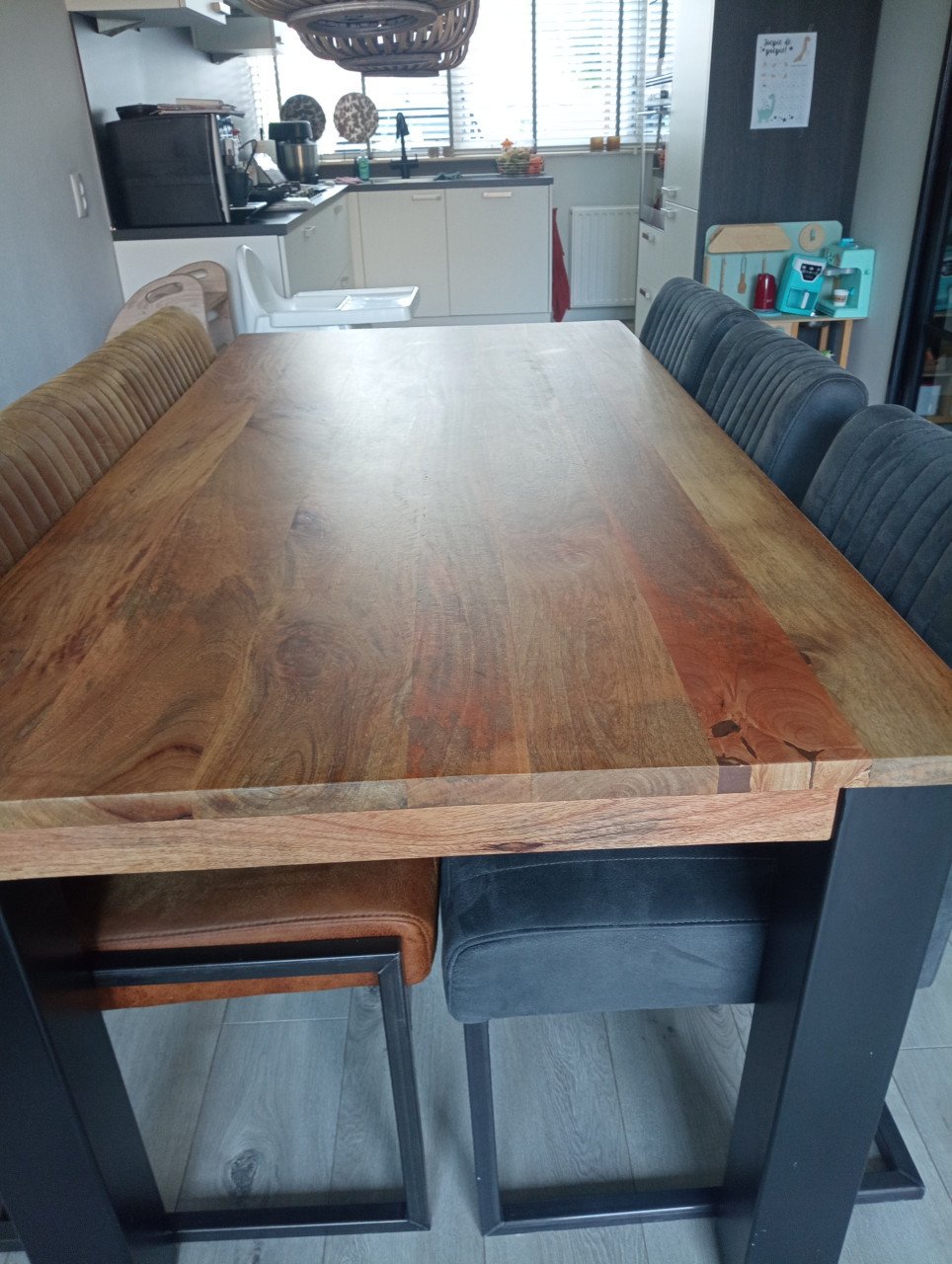Mango houten eettafel 180 x 90 cm. Hoogte 77 cm