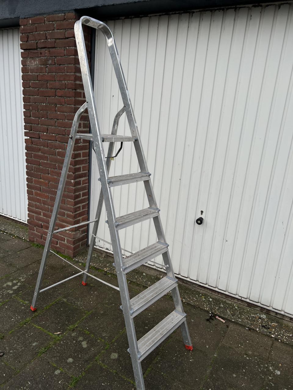 Aluminium huishoudelijk Trap 6 treden draagvermogen 150 kg.