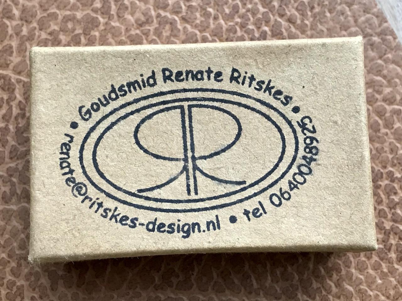 Zilveren ring met oorbellen van goudsmid Renate ritskes