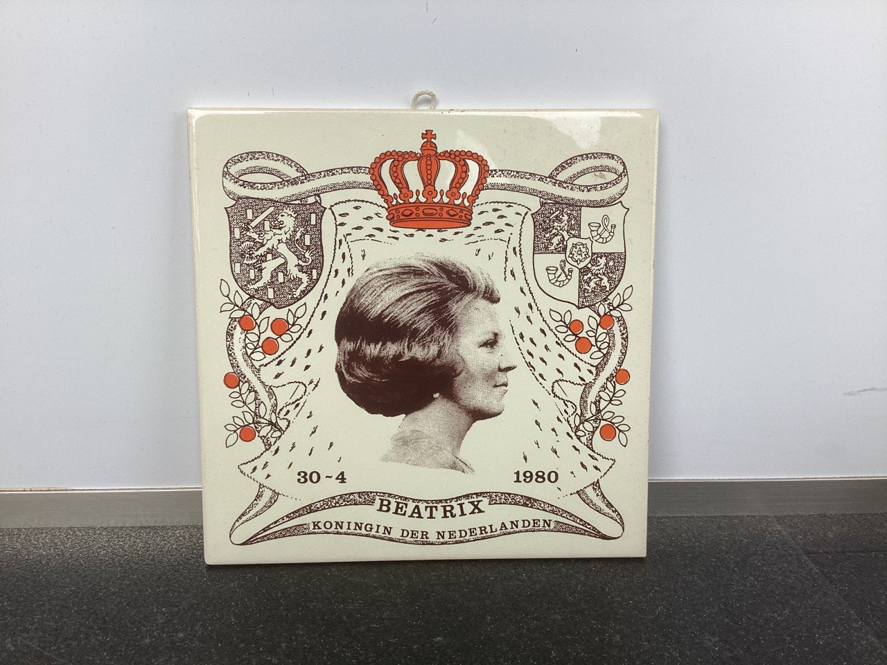 Onbeschadigde Bevrijdingsbeker 5 mei 1945 + Koninklijk Huis bekers.