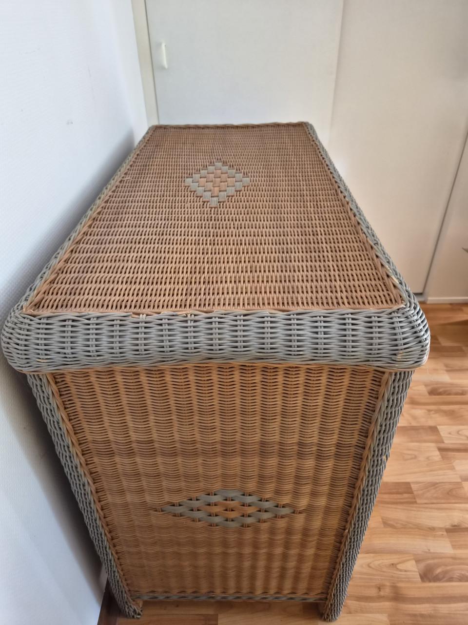 Rotan commode