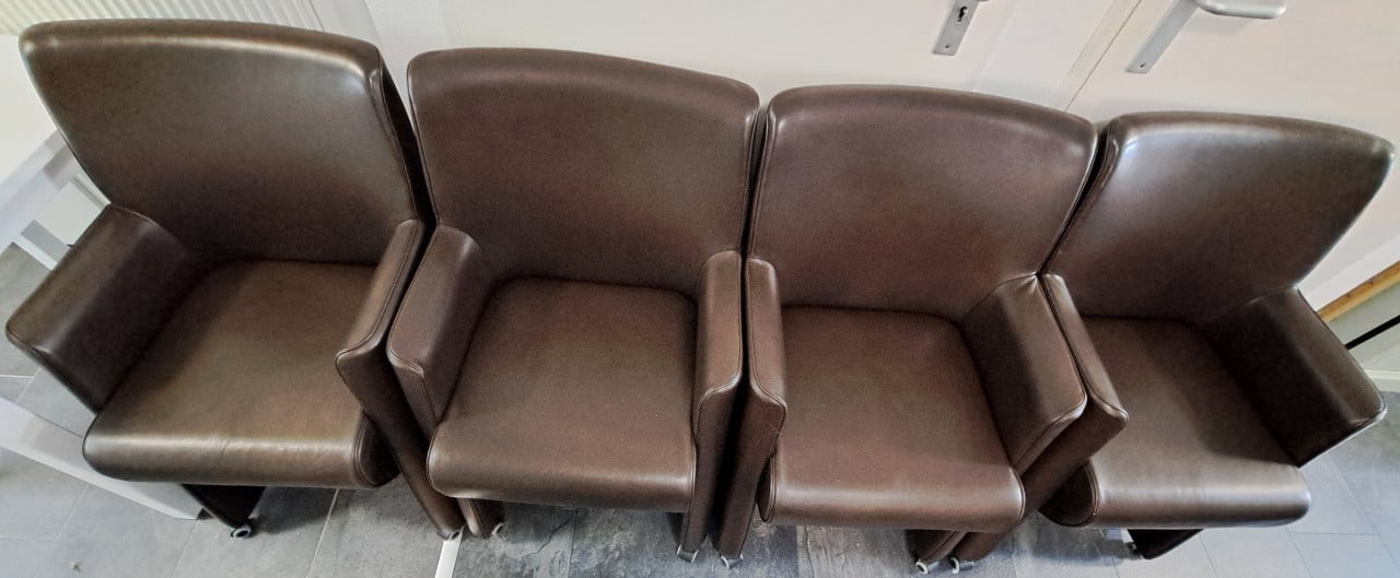Mooie tafel & 4 bruine lederen stoelen