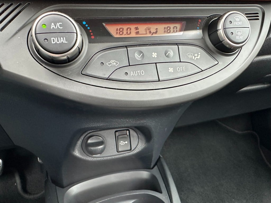 Toyota Yaris 1.3 vvt-i style automaat camera cruise control navi bluetoo