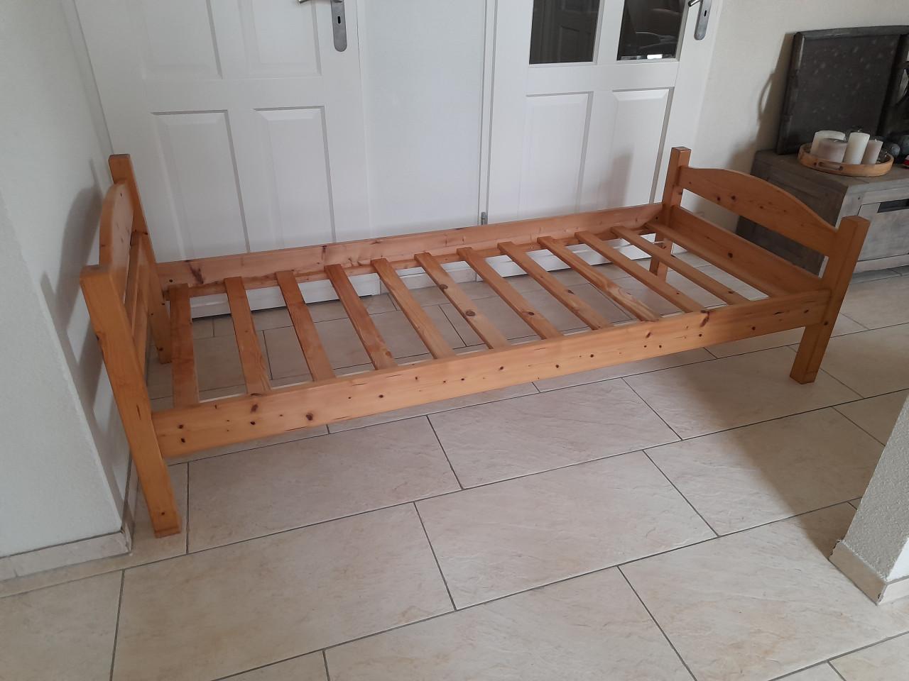 Houten 1 persoons bed 80 x 190 (in goede staat )  Buitenmaat 201,5