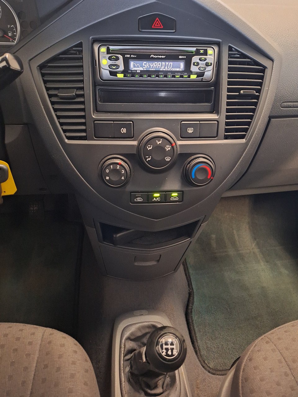 Te koop Kia Carens 1.8 16v LX!!! Slechts 95000KM!!!