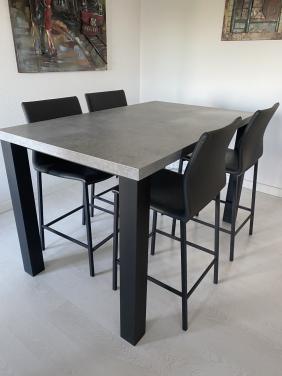 Verhoogde tafel met 4 stoelen