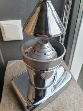 Leuke grote vintage handmatige citruspers van zwaar RVS....