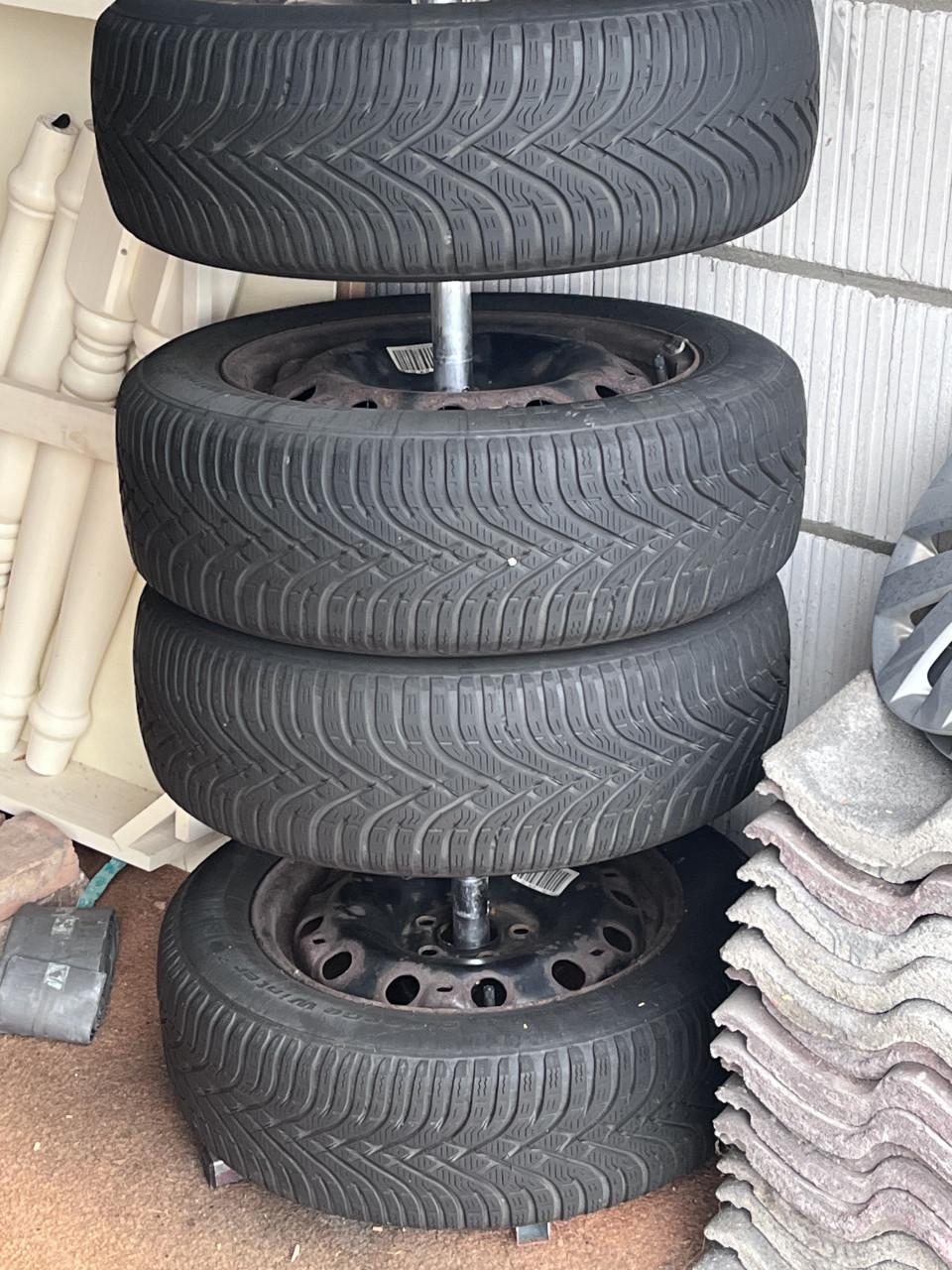 Winterbanden op stalen velg + wieldoppen