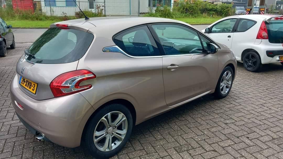 Peugeot 208 1.2 VTI Allure 3drs bj:2012 airco lm-velgen i.z.g.st