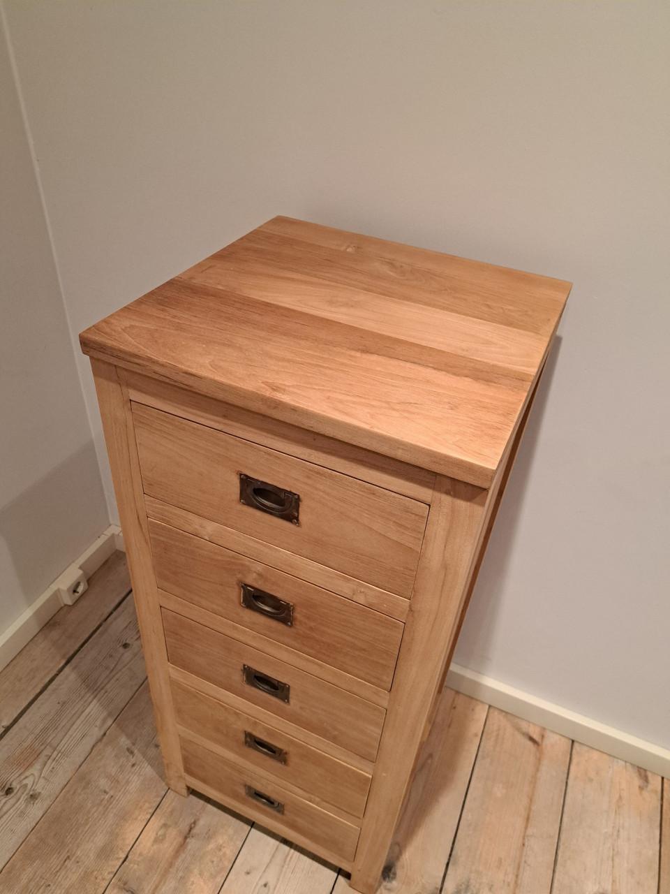 MOET WEG!!  Massief teak ladenkasten en salontafels !! (Zie advertentie)