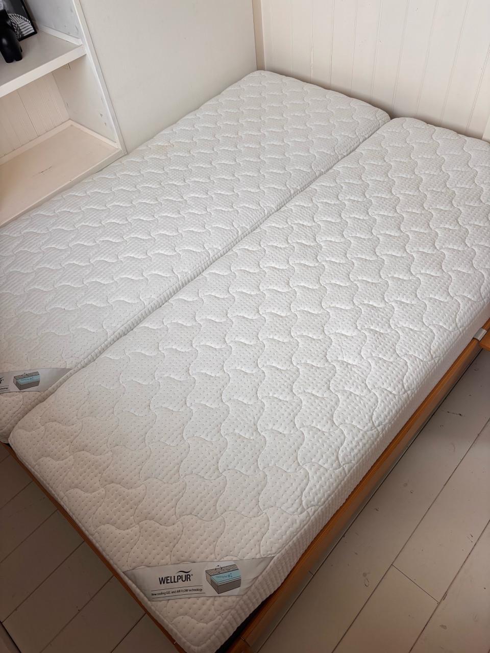 Tweepersoonsbed incl. matras en nachtkastjes