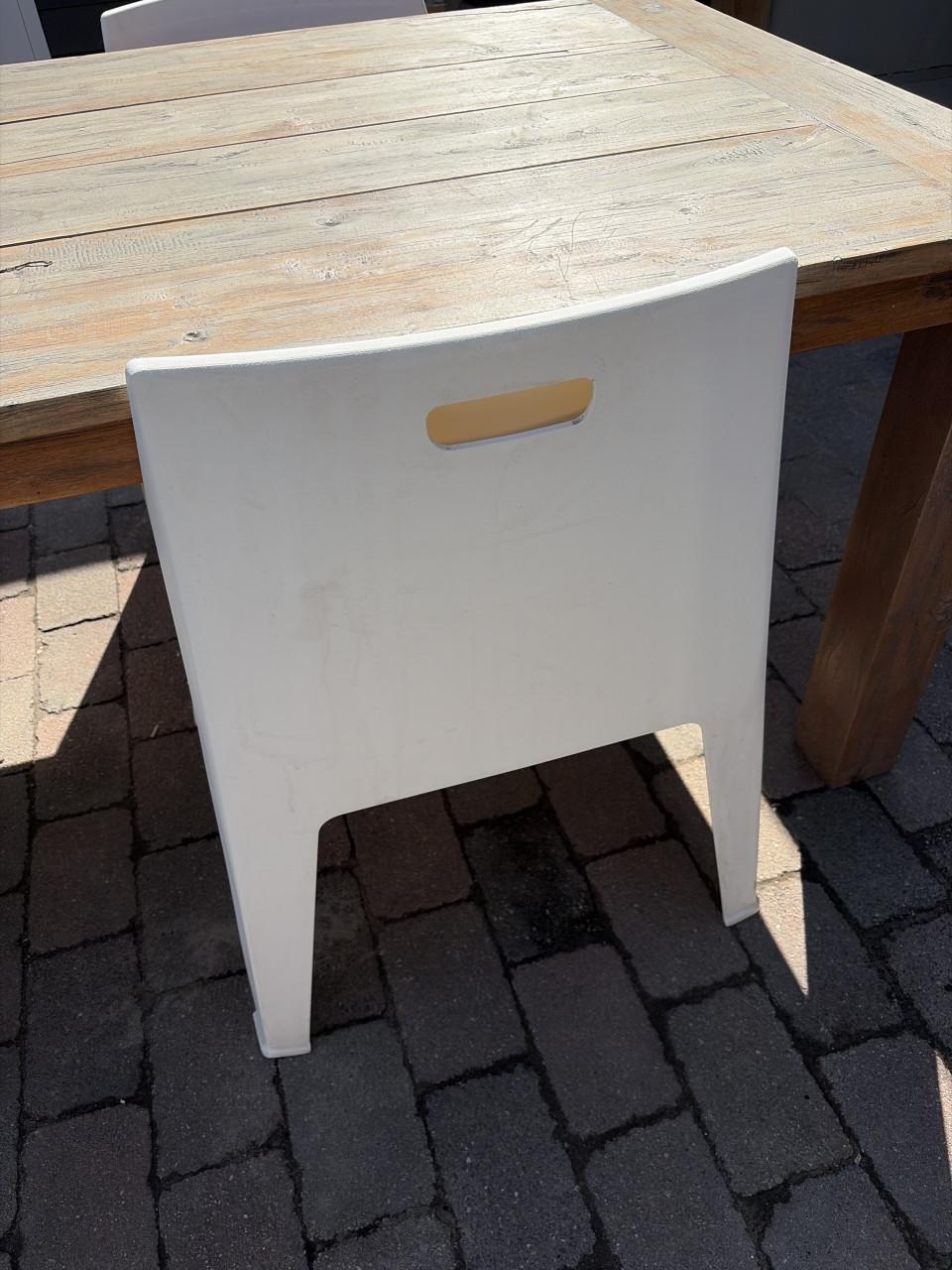 Houten tafel plus 4 kunststof stoelen